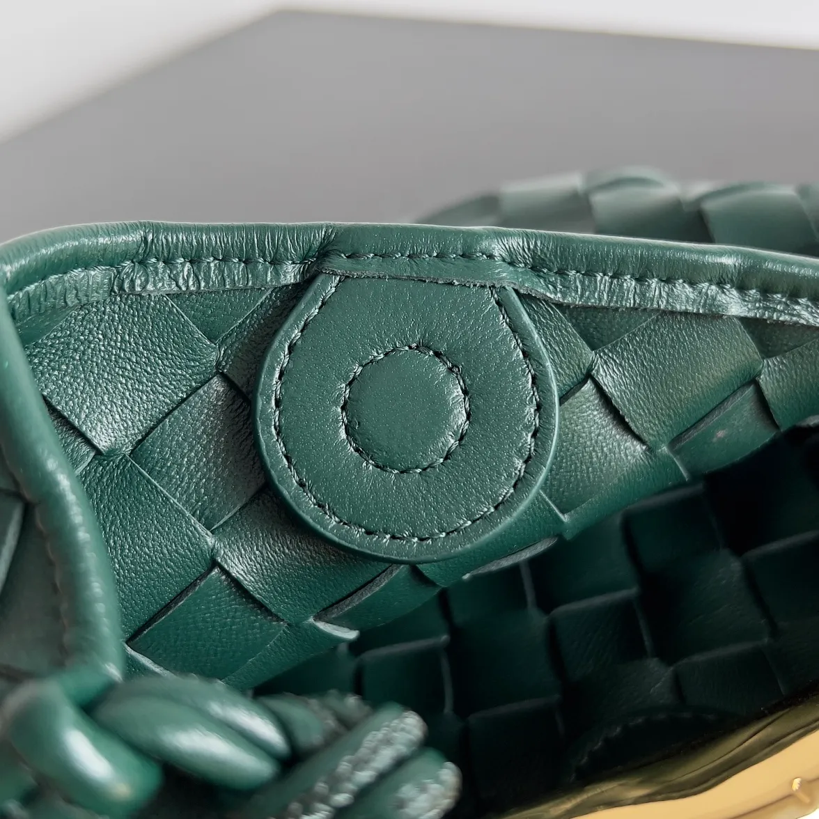 Batch of 1260 BV Mini Sardine is coming‼ ️Super high-end, stainless steel hardware + 24k real gold plating process, fish scales (concave and convex positions) are the finishing touch, the sardine bag that can be carried cross-body is completely beautiful to the heart. The metal element handle and the weaving are perfectly combined to completely integrate the artistic sense and elegance and fashion. It is really like a work of art🏺The large size is elegant, the small size is exquisite and cute, a must-have item for fashionistas, and the details are perfectly reproduced. Style number: 744267 Size 20*12*2.5